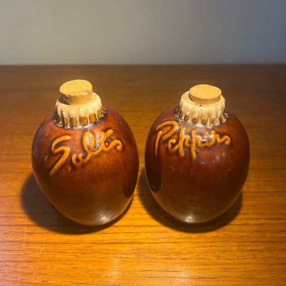 VINTAGE HULL POTTERY Little Brown Jug Salt & Pepper 4", tall brown drip glaze - Picture 2 of 8